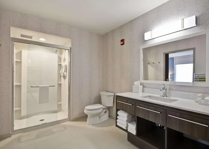 Home2 By Hilton Airport East Broad 3*