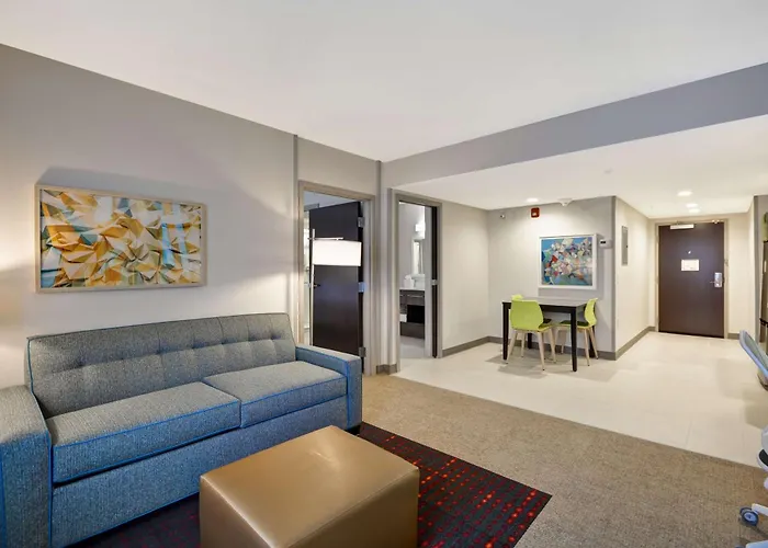 Hotel Home2 By Hilton Airport East Broad 3*