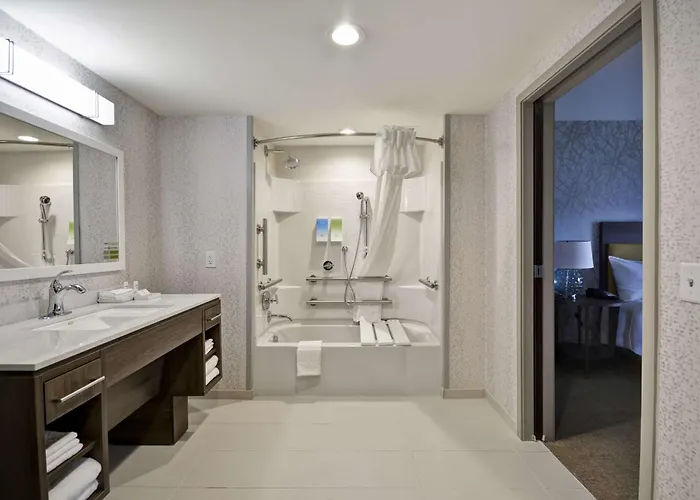 Hotel Home2 By Hilton Airport East Broad 3*