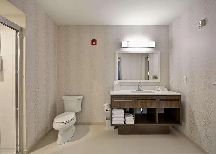 Home2 By Hilton Airport East Broad 3*